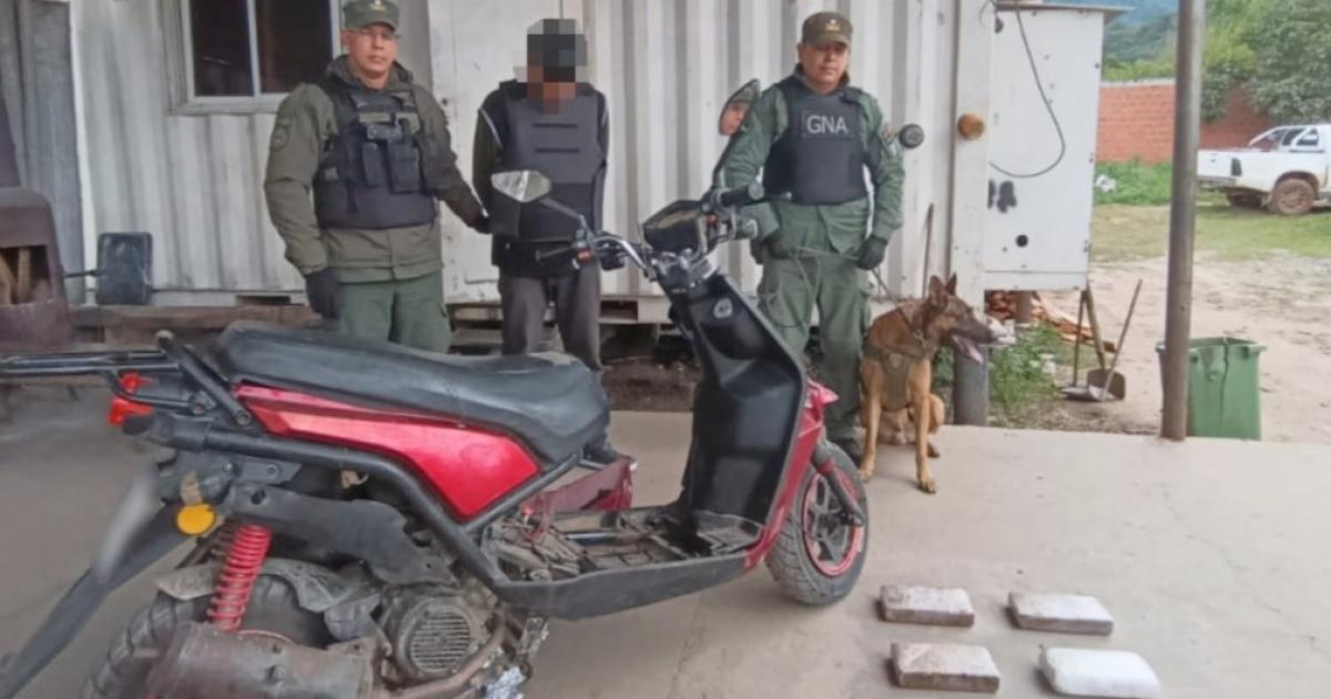 Ruta 34- escondioacute maacutes de 10 kilos de cocaiacutena adentro del chasis de una moto y quedoacute detenido