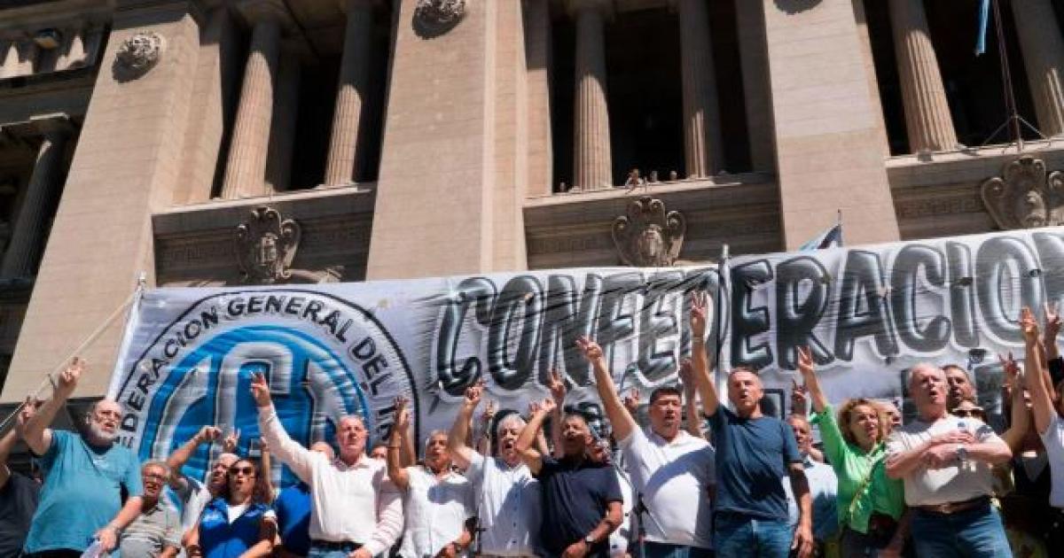 La CGT las CTA y movimientos sociales vuelven a marchar al Congreso contra las poliacuteticas de Milei