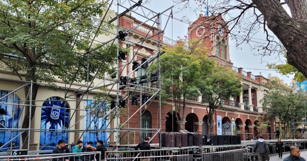 FOTOS Asiacute avanza el montaje de los escenarios en Plaza Libertad para el cumpleantildeos 473 de Santiago del Estero