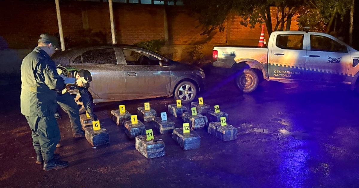 Quisieron evadir un control de Gendarmeriacutea y circulaban con 230 kilos de marihuana en el auto- hay dos detenidos