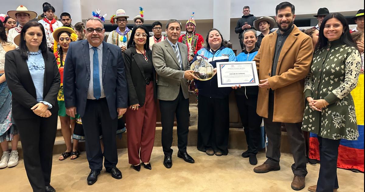 Silva Neder- El ser santiaguentildeo es una construccioacuten permanente que vive en nuestra cultura