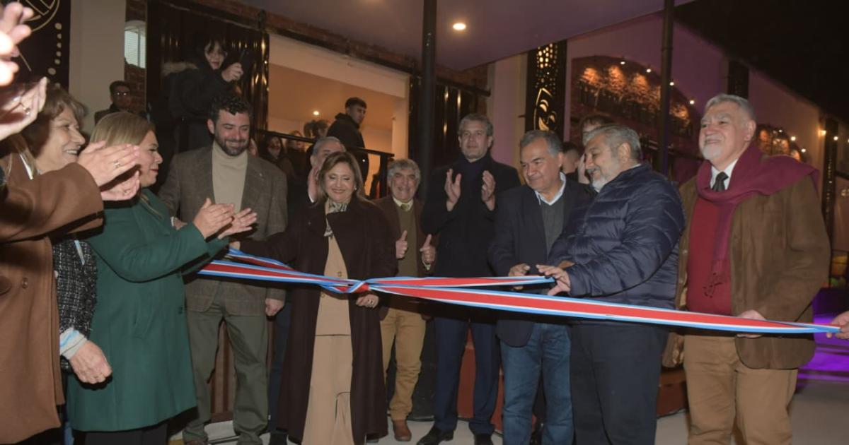 FOTOS- El Teatro del Pueblo volvioacute a abrir sus puertas tras una completa remodelacioacuten