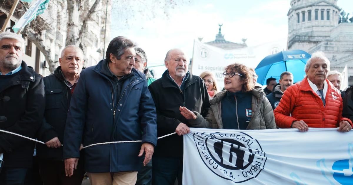 Tras marchar al Congreso con los jubilados la CGT ya tiene fecha de las proacuteximas protestas 