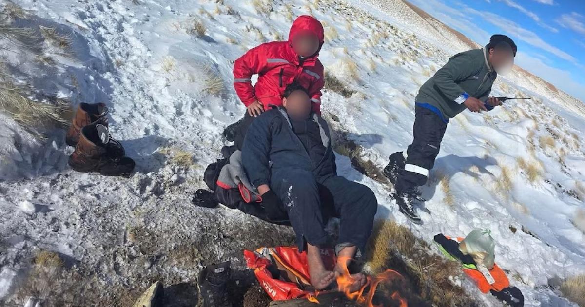 Sobrevivieron al friacuteo extremo- la decisioacuten que salvoacute a cuatro mineros atrapados bajo la nieve en Catamarca