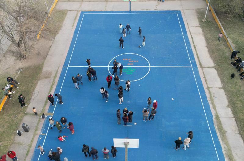Mirolo y vecinos del Misky Mayu reacondicionaron cancha de baacutesquet