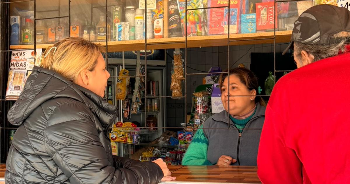Natalia Neme recorrioacute el barrio Mosconi ante los reclamos de vecinos que alertan por inseguridad vial falta de servicios y abandono del canal 