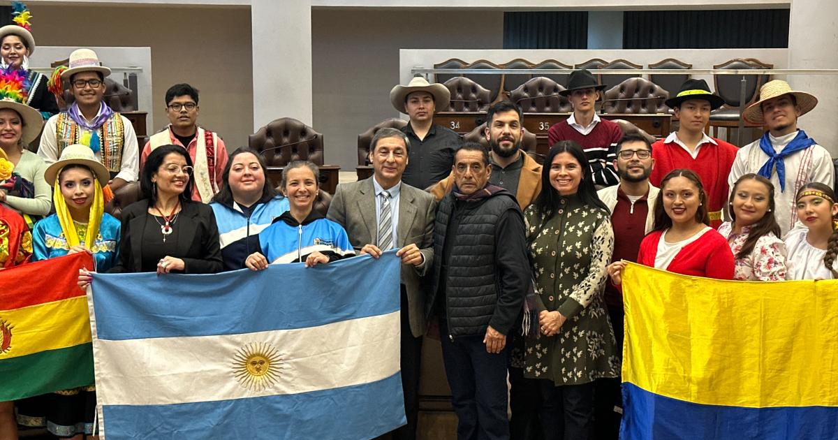 Silva Neder- El ser santiaguentildeo es una construccioacuten permanente que vive en nuestra cultura