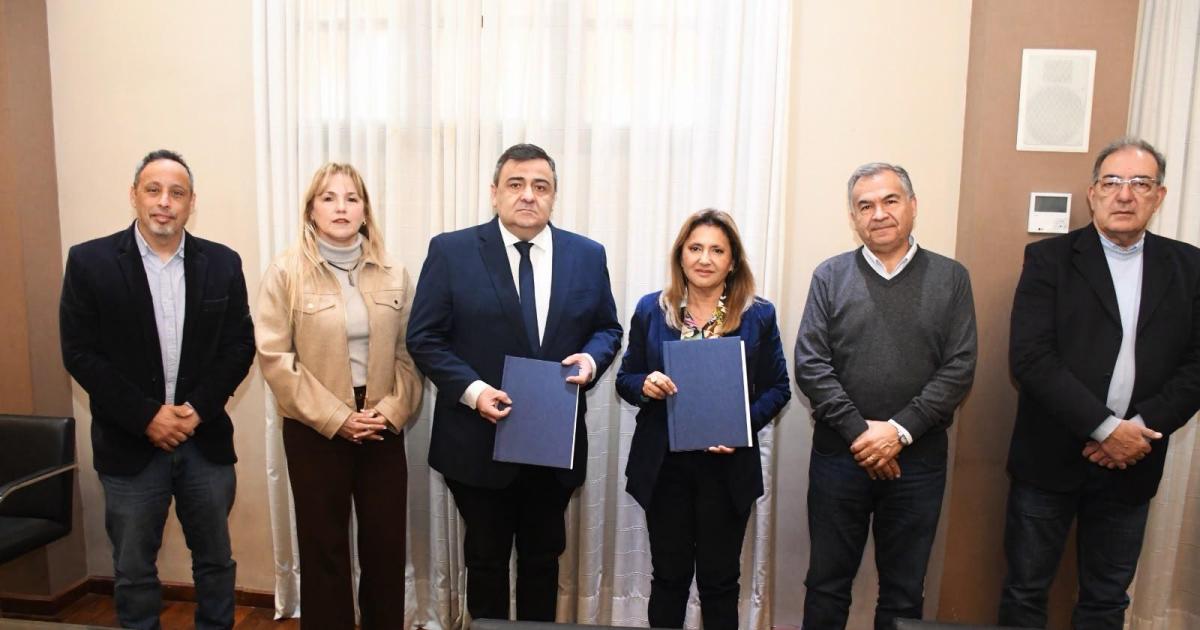 Fuentes y el defensor del Pueblo Escobar Correa firmaron un convenio 