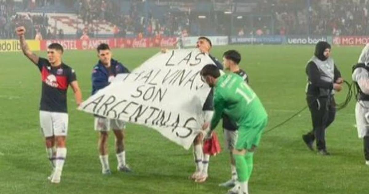 Tigre quedoacute bajo la lupa por mostrar una bandera