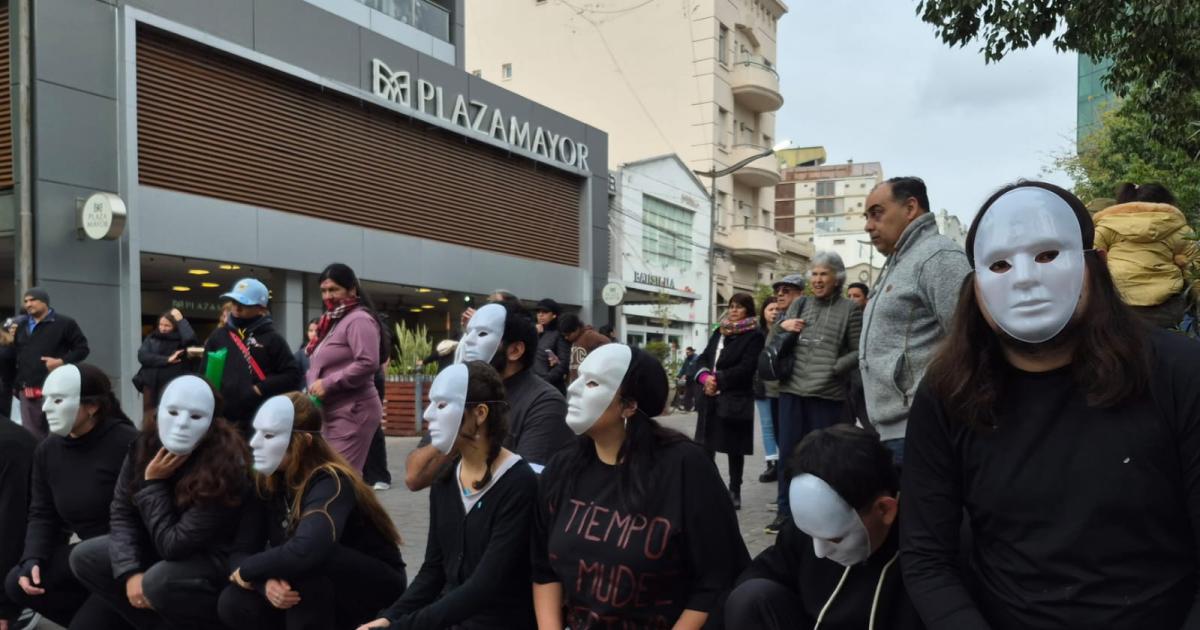Color arte y emocioacuten en las calles- las mejores imaacutegenes de la Accioacuten Teatral Urbana