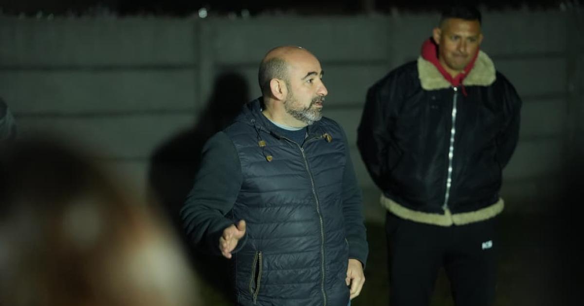 Pablo Mirolo recorrioacute el barrio El Bosque junto a vecinos que reclamaron obras y mejores servicios