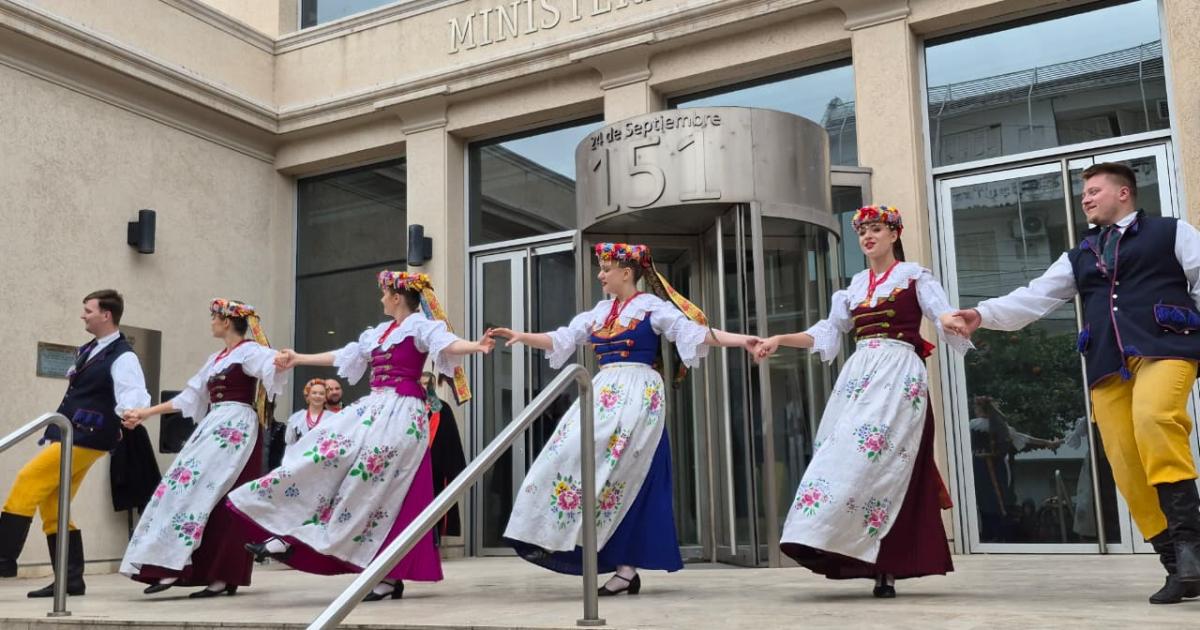 VIDEO Maacutes de 1000 artistas coparon el centro con la Accioacuten Teatral Urbana por el 473deg aniversario de Santiago del Estero