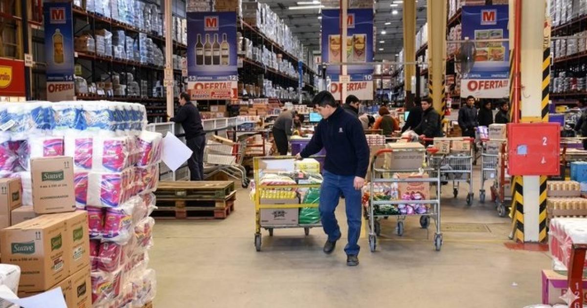 Las ventas en supermercados y mayoristas volvieron a caer en mayo seguacuten el Indec