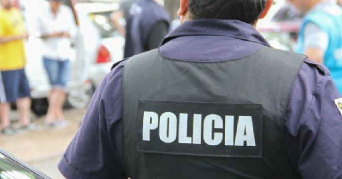 Delincuentes simularon ser policiacuteas ataron a una mujer y le llevaron el auto