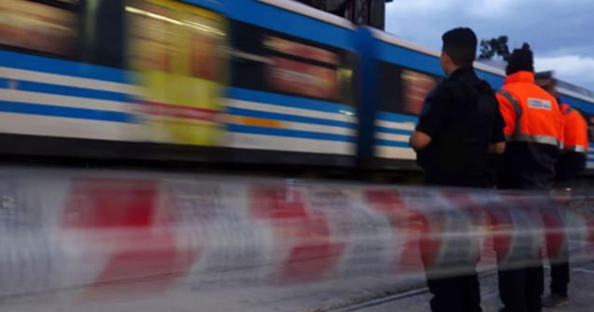 Horror en Merlo- asesinoacute a su pareja tras una discusioacuten y murioacute al arrojarse a las viacuteas del tren Sarmiento