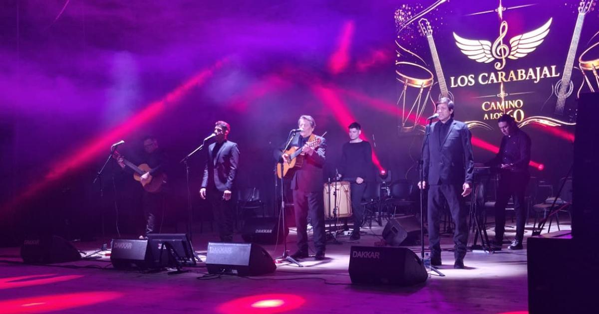 FOTOS Los Carabajal celebraron sus 60 antildeos con una noche cargada de emocioacuten en el Teatro 25 de Mayo