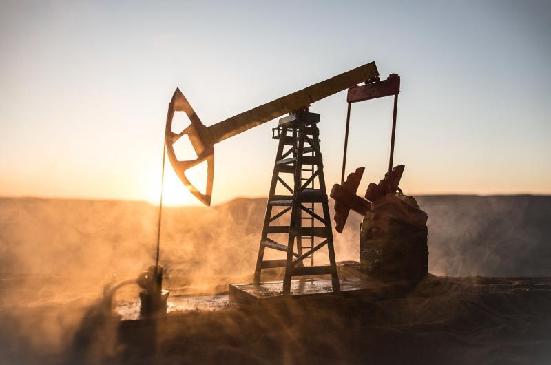 Petroacuteleo cerca de los US 100 por la escalada entre EEUU e Iraacuten y la tensioacuten en Ormuz
