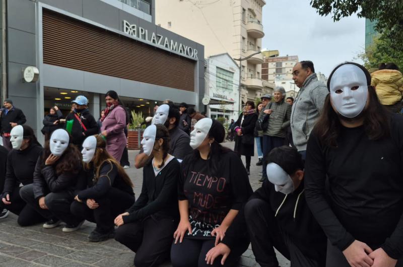 Color arte y emocioacuten en las calles- las mejores imaacutegenes de la Accioacuten Teatral Urbana