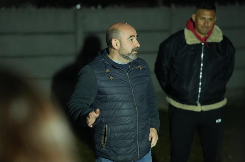 Pablo Mirolo recorrioacute el barrio El Bosque junto a vecinos que reclamaron obras y mejores servicios