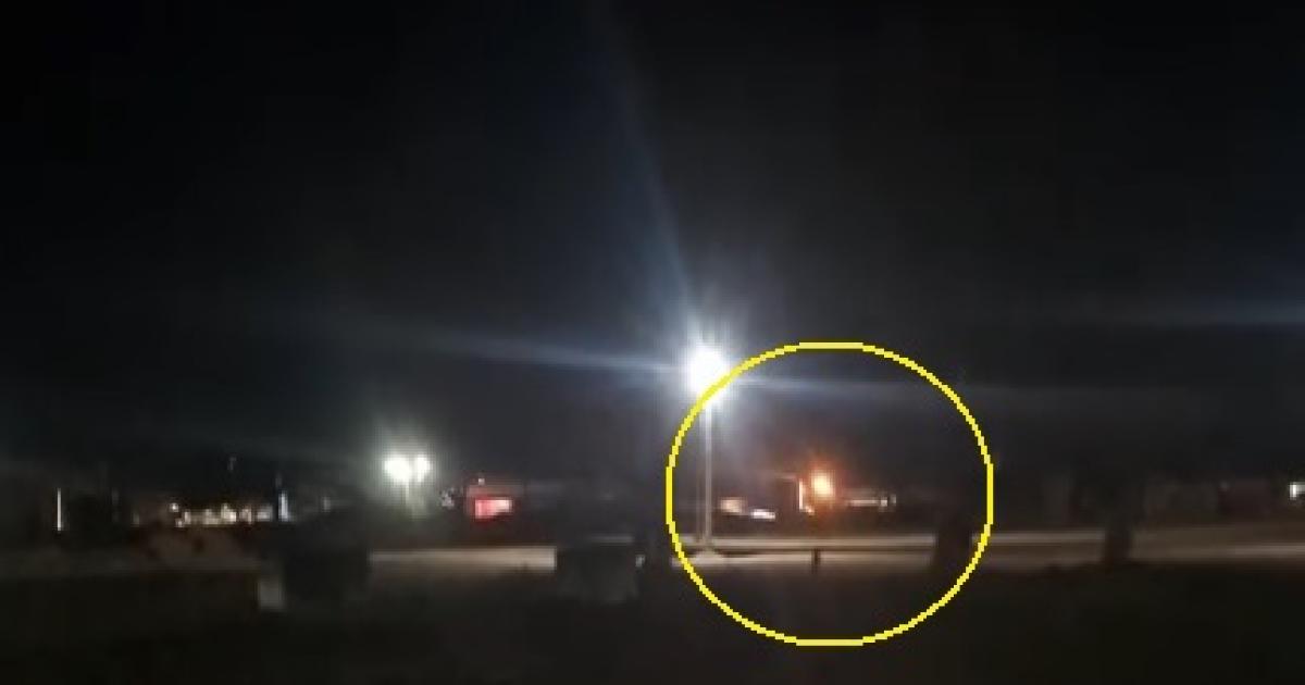 VIDEO Impactante choque entre un tren de cargas y un camioacuten en un paso a nivel de San Pedro de Guasayaacuten