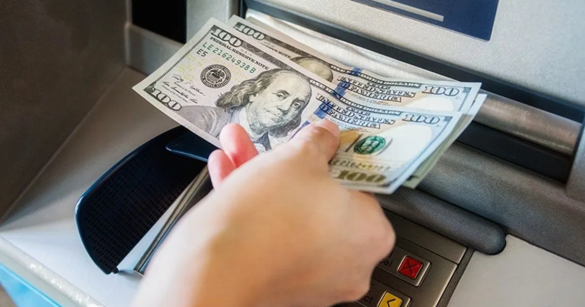 El Banco Central habilitoacute el pago de los sueldos en doacutelares- a queacute empleados alcanza la Ley