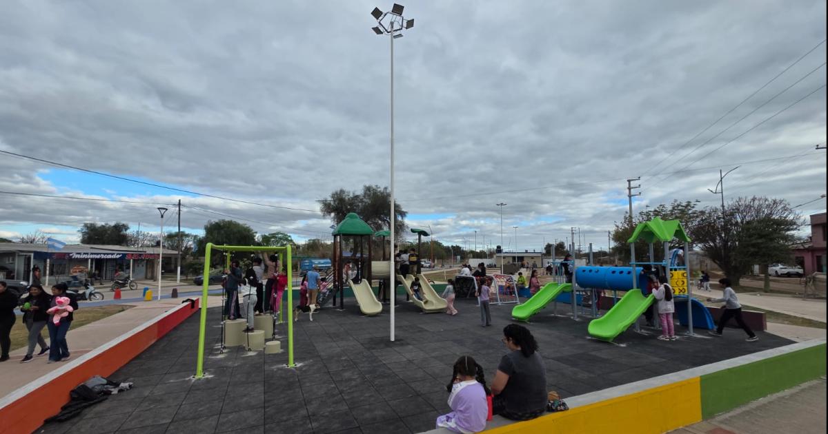 Quimiliacute inaugura el imponente Paseo Sustentable de los nintildeos en el Barrio Triaacutengulo