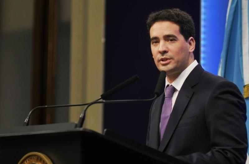 El vocero presidencial proyectoacute un doacutelar de hasta 1800 y defendioacute el plan econoacutemico 