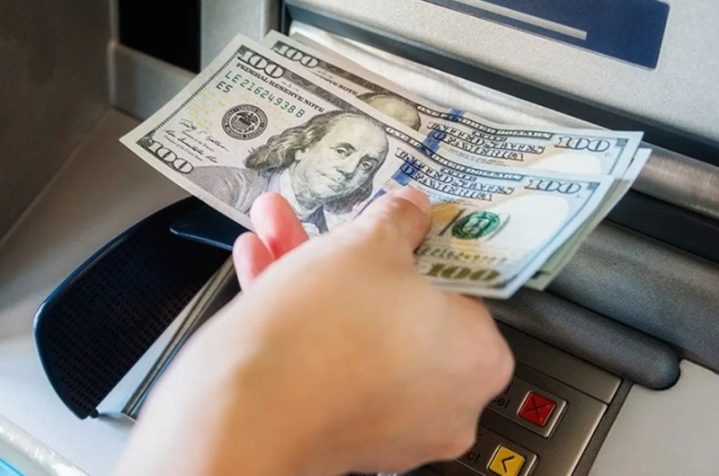 El Banco Central habilitoacute el pago de los sueldos en doacutelares- a queacute empleados alcanza la Ley