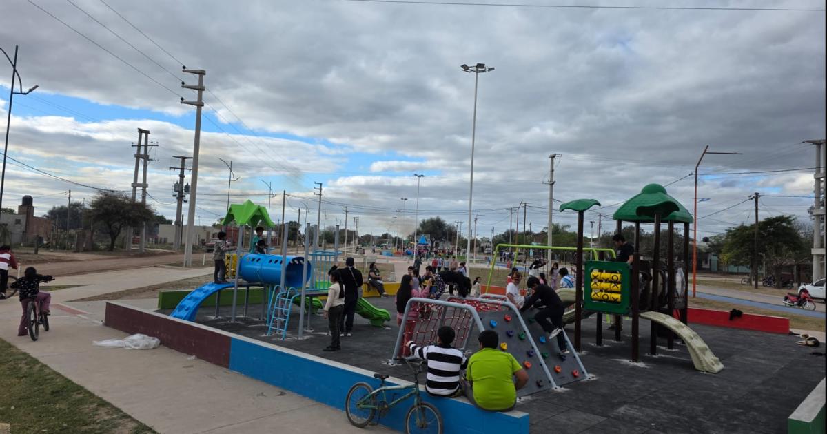 Quimiliacute inaugura el imponente Paseo Sustentable de los nintildeos en el Barrio Triaacutengulo