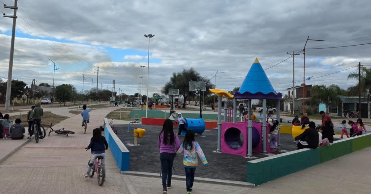 Quimiliacute inaugura el imponente Paseo Sustentable de los nintildeos en el Barrio Triaacutengulo