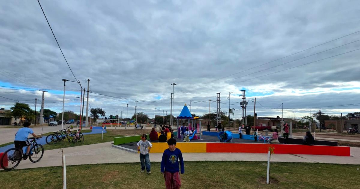 Quimiliacute inaugura el imponente Paseo Sustentable de los nintildeos en el Barrio Triaacutengulo