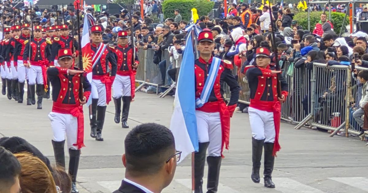 FOTOS Las mejores postales del gran desfile ciacutevico-militar por los 473 antildeos de Santiago del Estero