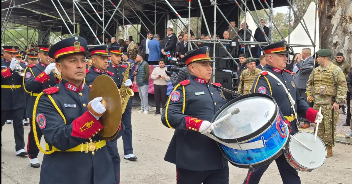 FOTOS Las mejores postales del gran desfile ciacutevico-militar por los 473 antildeos de Santiago del Estero