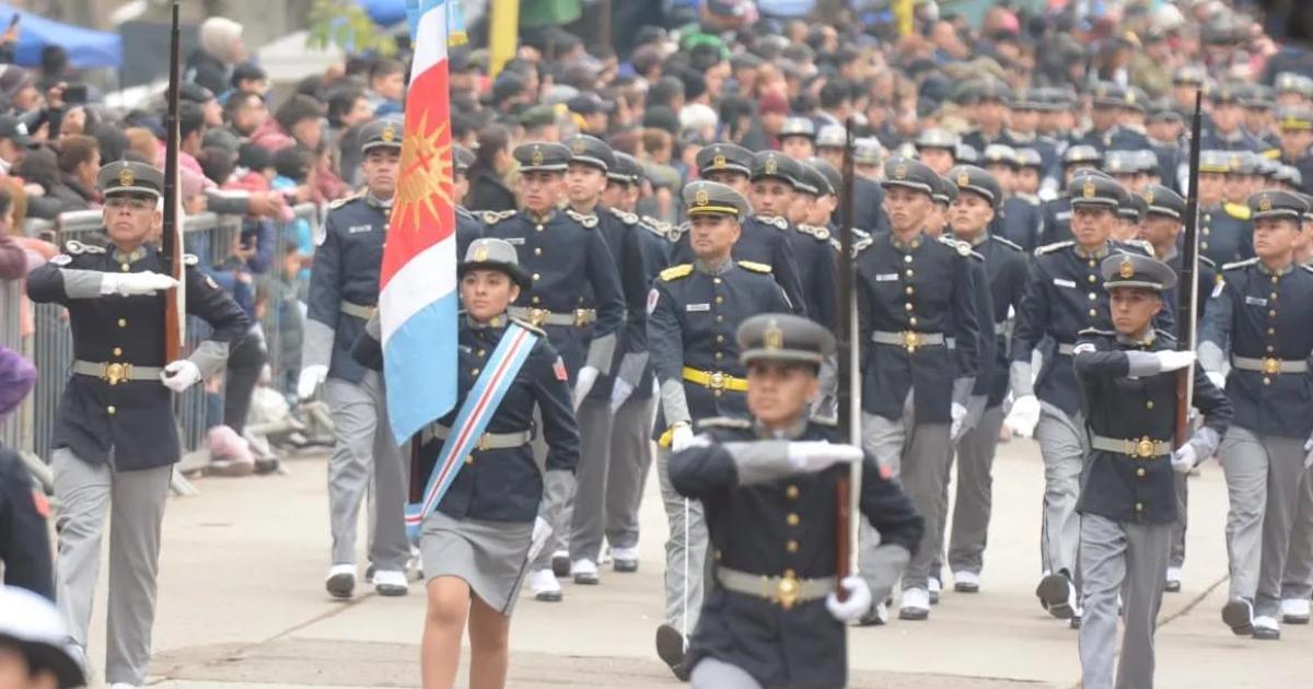 EN VIVO Inicioacute el desfile ciacutevico-militar por los 473 antildeos de Santiago del Estero en Parque Aguirre