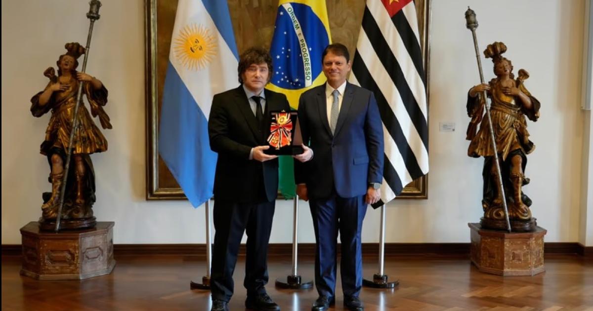 Milei en Brasil- condecorado en San Pablo y con apoyo a Flaacutevio Bolsonaro