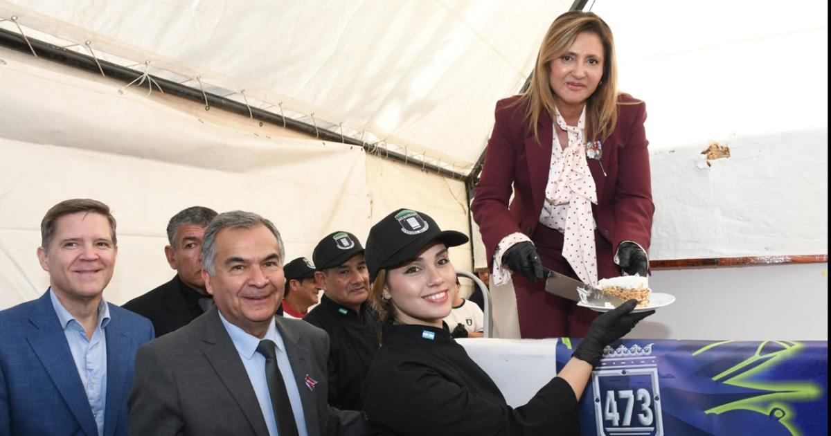 Fuentes y Benavente asistieron a la distribucioacuten de porciones del alfajor santiaguentildeo de maacutes de 2150 kilos