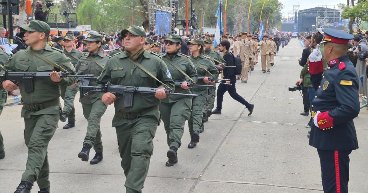 FOTOS Las mejores postales del gran desfile ciacutevico-militar por los 473 antildeos de Santiago del Estero