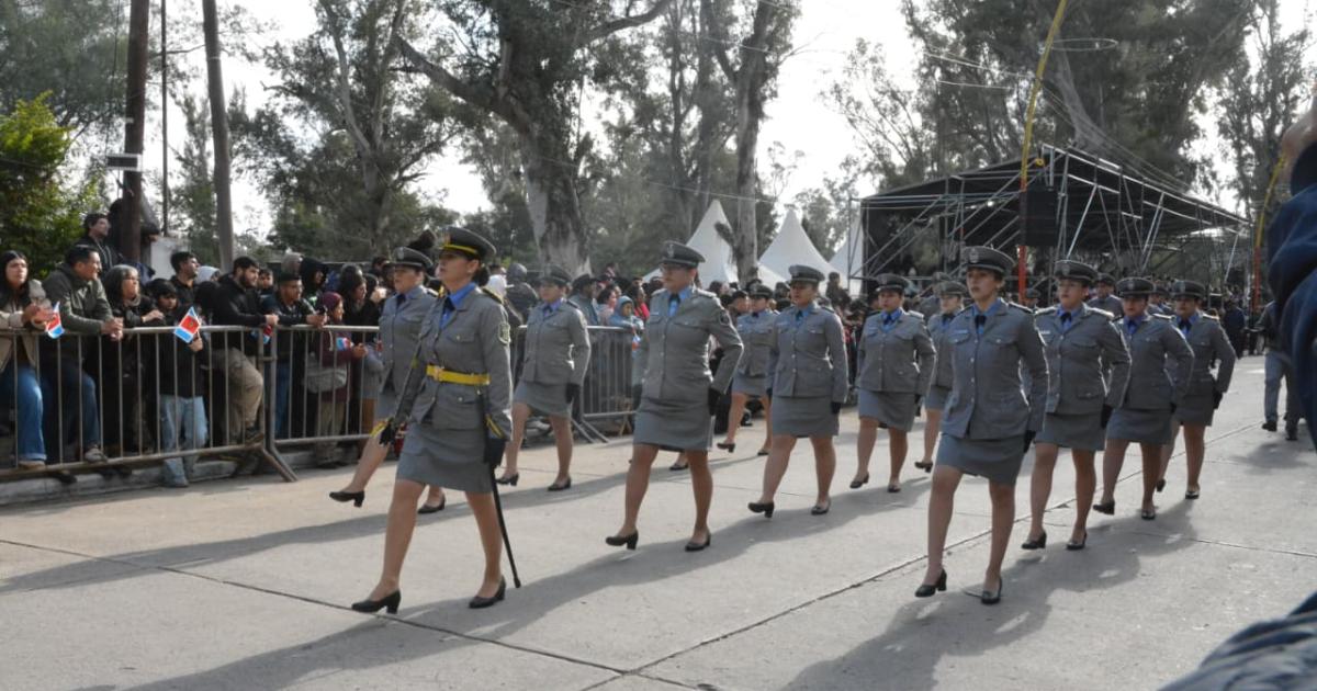FOTOS Las mejores postales del gran desfile ciacutevico-militar por los 473 antildeos de Santiago del Estero