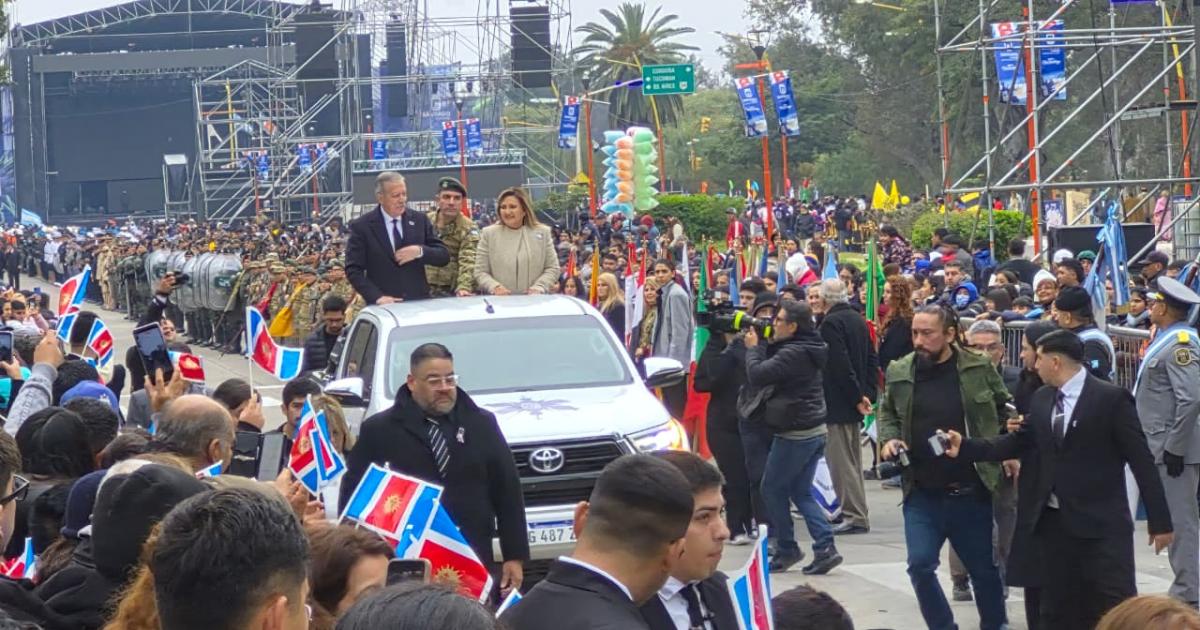 EN VIVO Inicioacute el desfile ciacutevico-militar por los 473 antildeos de Santiago del Estero en Parque Aguirre