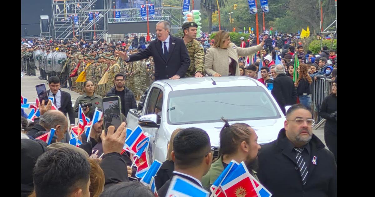 FOTOS Las mejores postales del gran desfile ciacutevico-militar por los 473 antildeos de Santiago del Estero