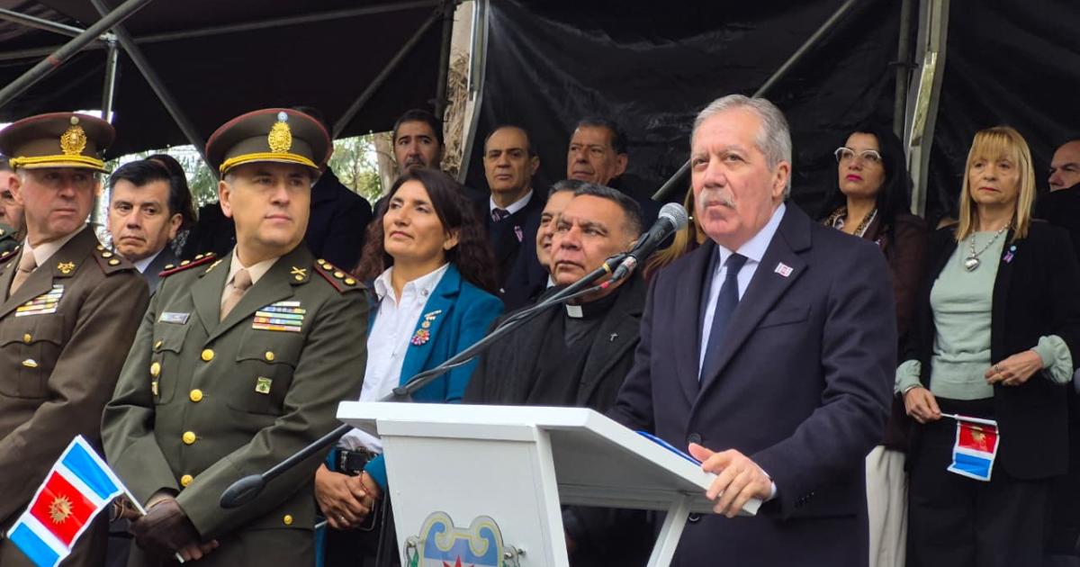FOTOS Las mejores postales del gran desfile ciacutevico-militar por los 473 antildeos de Santiago del Estero