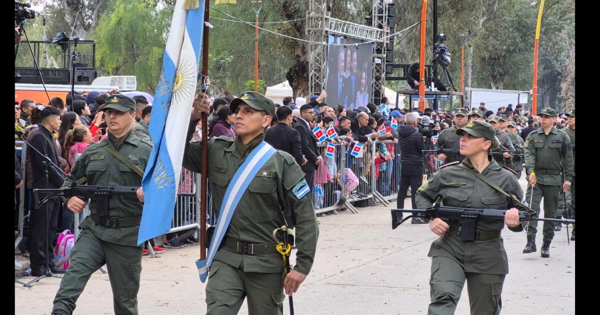 FOTOS Las mejores postales del gran desfile ciacutevico-militar por los 473 antildeos de Santiago del Estero