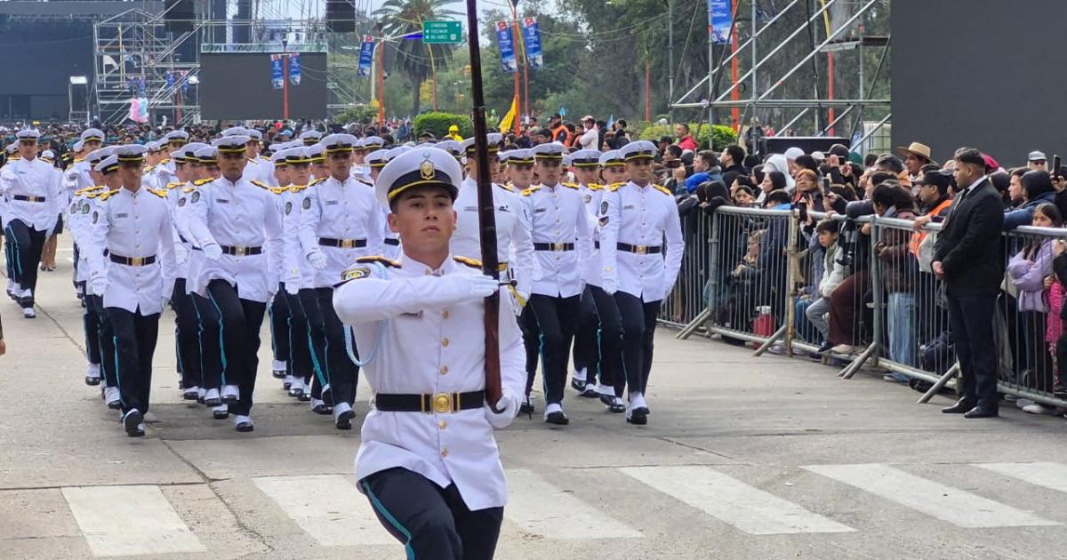 FOTOS Las mejores postales del gran desfile ciacutevico-militar por los 473 antildeos de Santiago del Estero