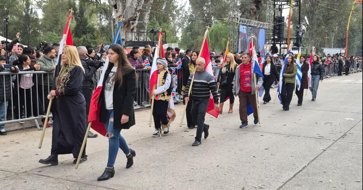 FOTOS Las mejores postales del gran desfile ciacutevico-militar por los 473 antildeos de Santiago del Estero