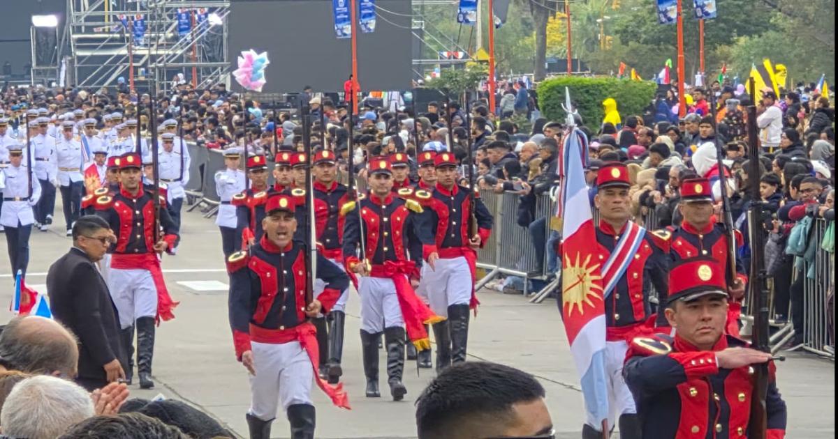 FOTOS Las mejores postales del gran desfile ciacutevico-militar por los 473 antildeos de Santiago del Estero