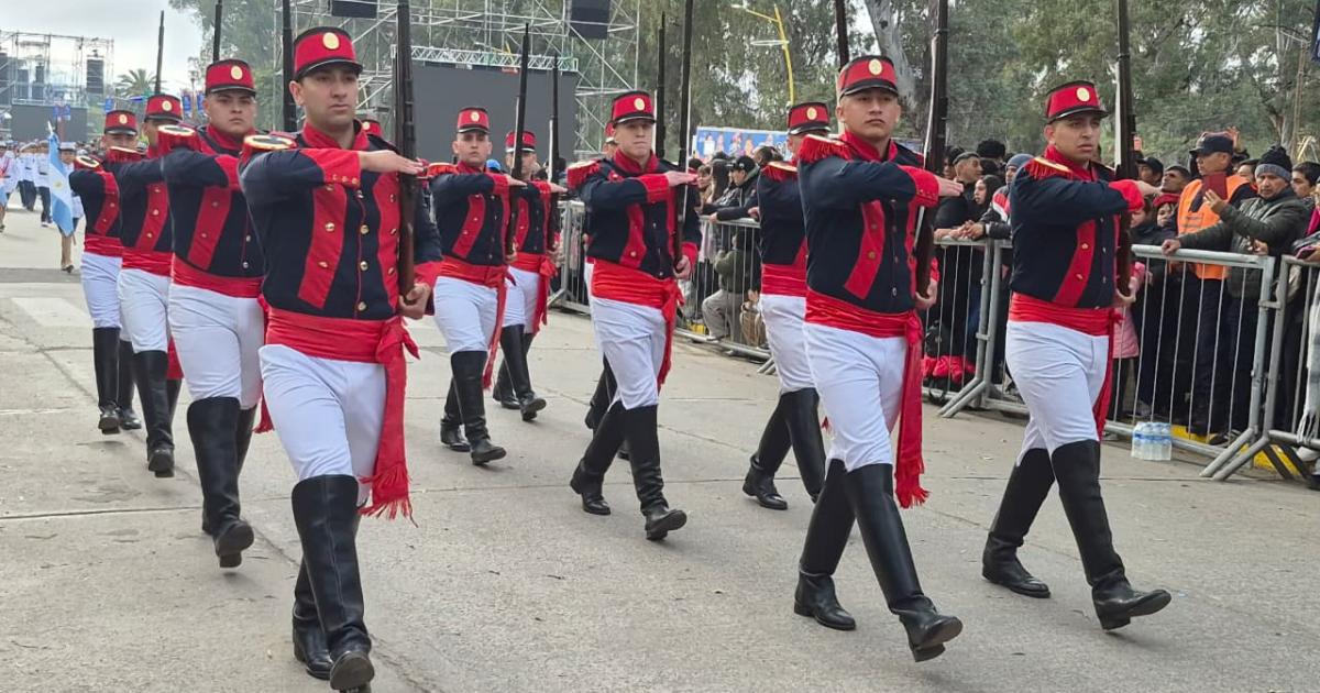 FOTOS Las mejores postales del gran desfile ciacutevico-militar por los 473 antildeos de Santiago del Estero