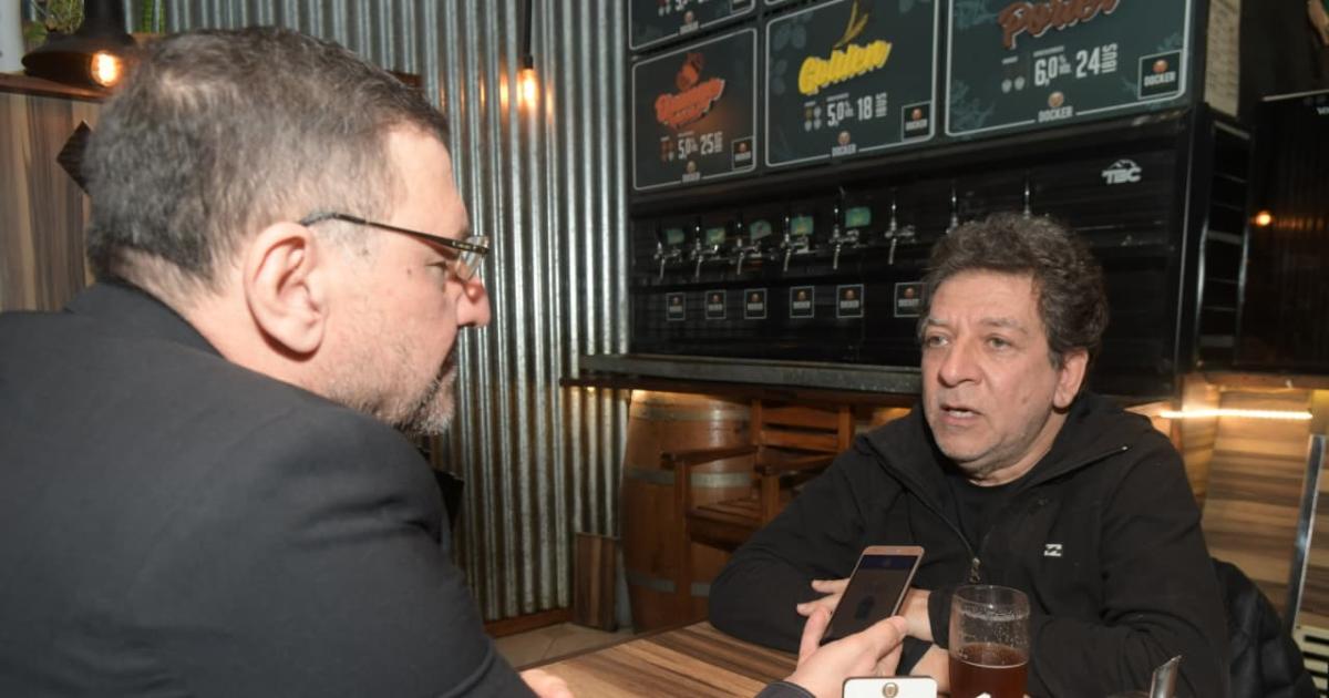 Viacutector Simoacuten trae a Santiago su muacutesica y la de su familia