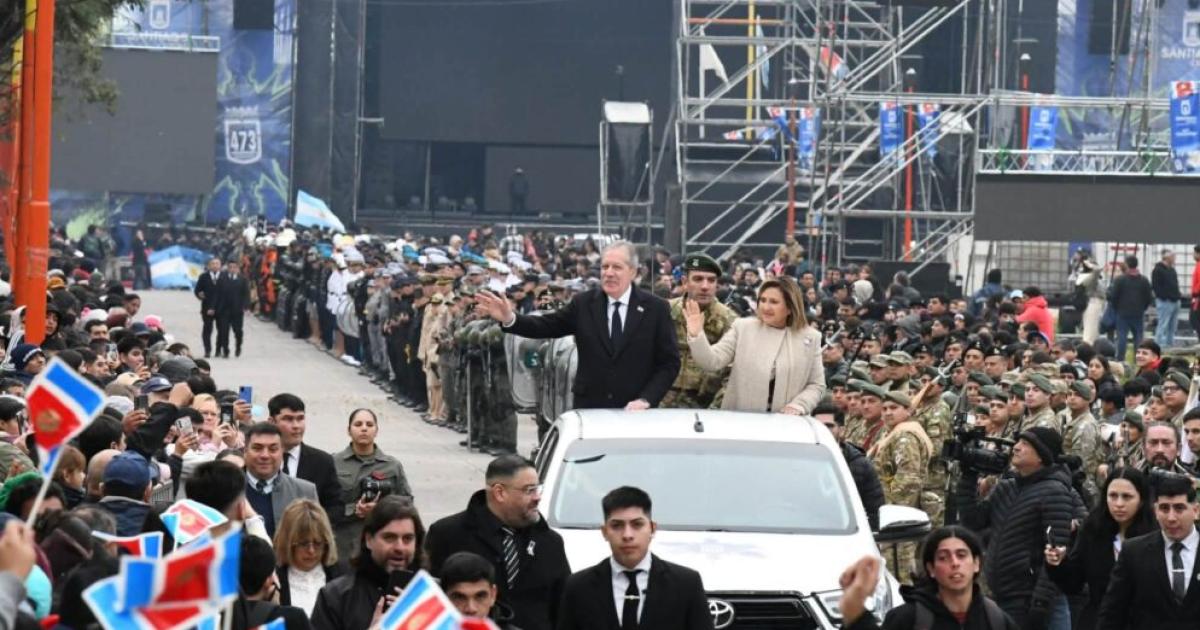 El gobernador Suaacuterez acompantildeoacute el desfile ciacutevicomilitar por los 473 antildeos de la Madre de Ciudades