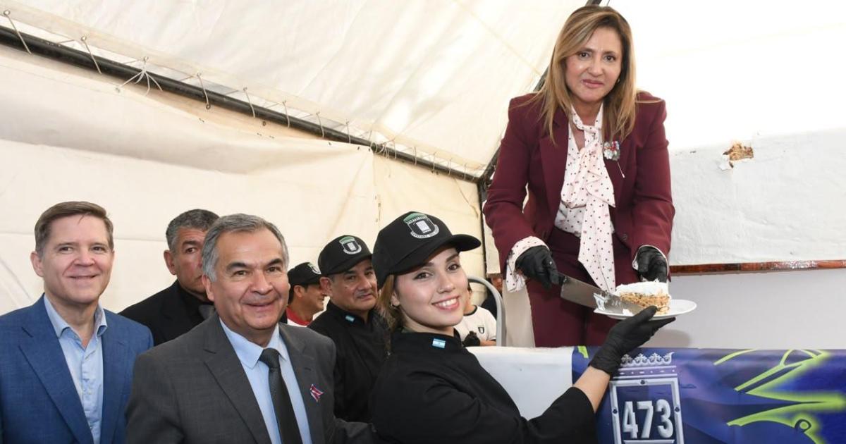 Fuentes y Benavente con el alfajor santiaguentildeo gigante