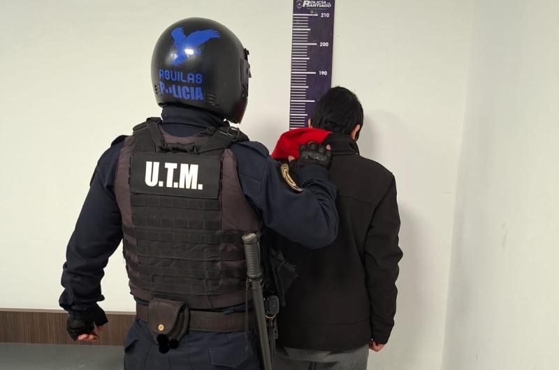 La Banda- detuvieron a un joven acusado de un arrebato y recuperaron el celular de la viacutectima